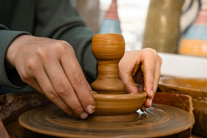 Artisan c&eacute;ramiste tournage vase